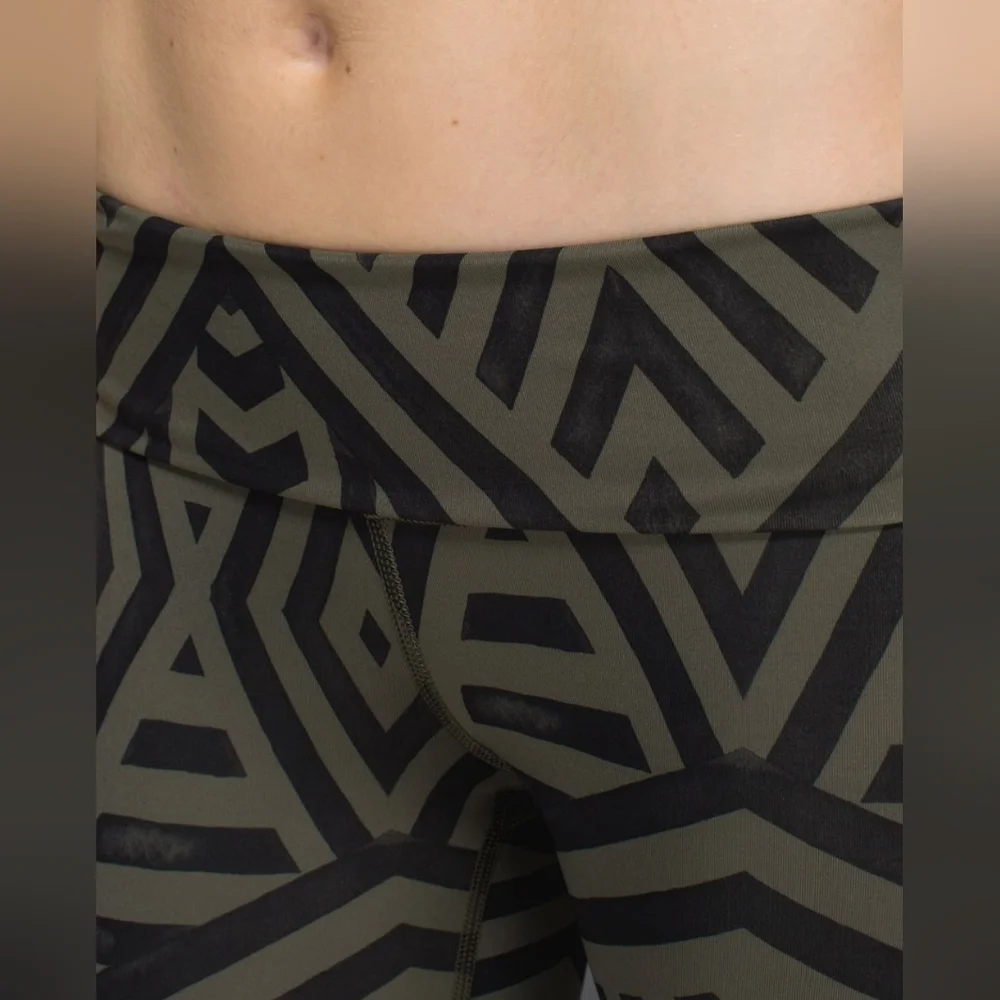 Lululemon Wunder Under Pant Luxtreme (Roll Down) in Chevron Green/Black